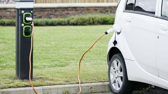 Państwo dopłaci do samochodów elektrycznych. Sprawdź, ile