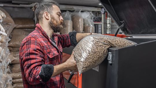 Pellet drożeje zamiast tanieć. Przed zimą może być jeszcze gorzej