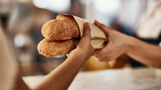 Pieczywo w sklepach. Na półce chleb chłopski, a w składzie pełno "E"