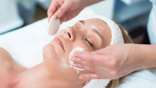 Pielęgnacja skóry latem. Jakie zabiegi można wykonywać w wakacje?