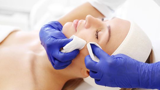 Pielęgnacja skóry w łojotokowym zapaleniu skóry twarzy.