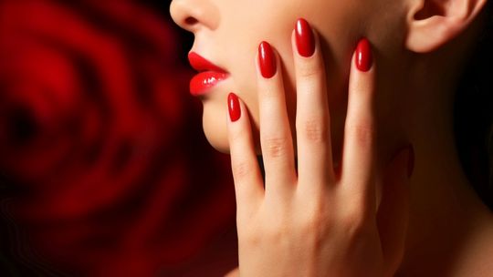 Pielęgnacja, wzmacnianie i zdobienie paznokci. Co warto wiedzieć?