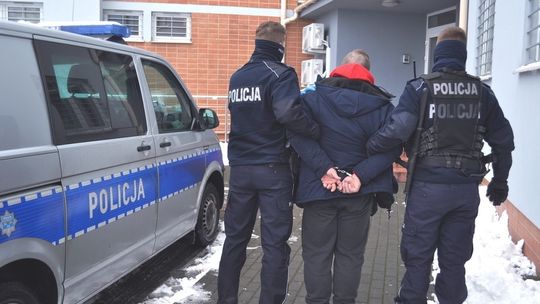 Pijany 24-latek z zakazem prowadzenia pojazdów, spowodował wypadek kradzionym samochodem