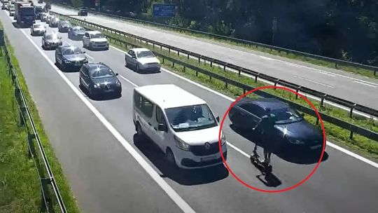 Pijany jechał hulajnogą pod prąd. I to na autostradzie [WIDEO]