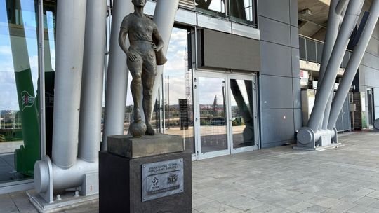 „Piłka nożna jest kobietą”. Symboliczny pomnik kobiecego futbolu stanął w Gdańsku