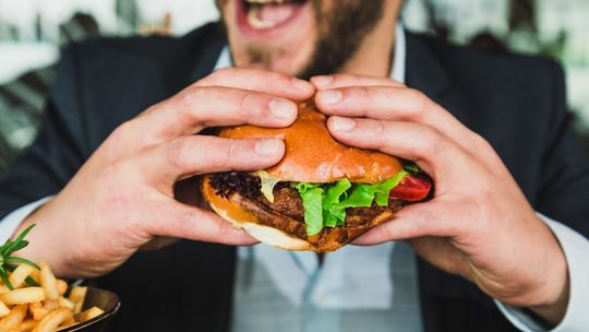 Pizza, frytki i szybki lunch – jak zmienia się oferta małej gastronomii?