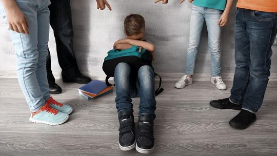 Plotkują, żartują, ośmieszają. Dla wielu uczniów szkoła to piekło