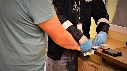 Pobił żonę. Teraz ma policyjny dozór i zakaz zbliżania się do pokrzywdzonej