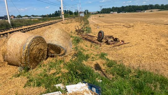 Pociąg uderzył w ciągnik w Czarlinie. Kolizja na przejeździe