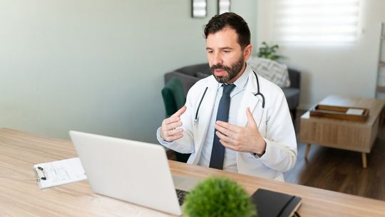 Podejrzewasz u siebie COVID-19? NFZ radzi, co powinieneś zrobić 