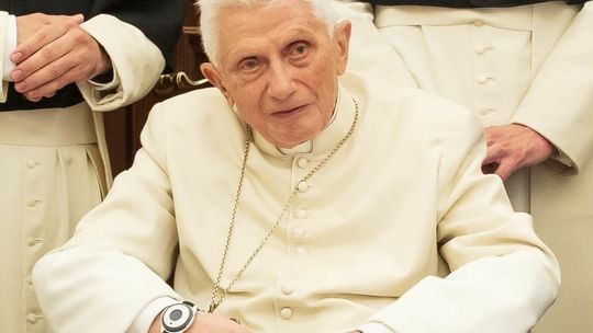 Pogarsza się stan zdrowia Benedykta XVI. Papież Franciszek prosi o modlitwę