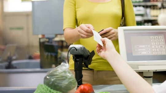 Polacy na zakupach już nie są tymi samymi ludźmi. Liczy się tylko cena