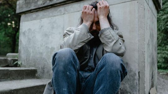 Polacy pożyczają u lichwiarzy i rujnują sobie życie. Państwo rozkłada ręce