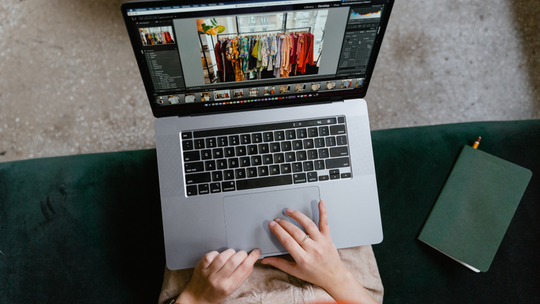 Polecają w sieci? Kupuję! Wiemy, na kogo ma to największy wpływ