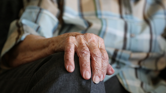 Policja apeluje: "Seniorze, uważaj na oszustów!"