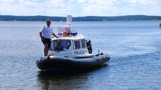 Policja: Bezpieczne wakacje w podróży i nad wodą