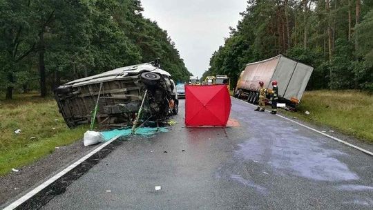 Policja przegapiła zwłoki ofiary wypadku. Są konsekwencje