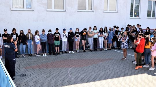 Policjanci uczyli dzieci jak spędzić bezpieczne wakacje