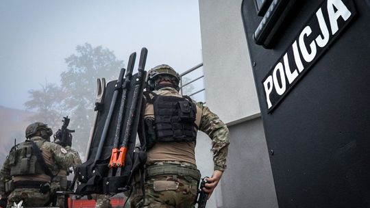 Policji ufamy coraz mniej. Jest specjalne badanie [MAPA]