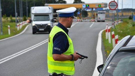 Policyjne kontrole na autostradzie A1. Funkcjonariusze rozdają latarki i apteczki