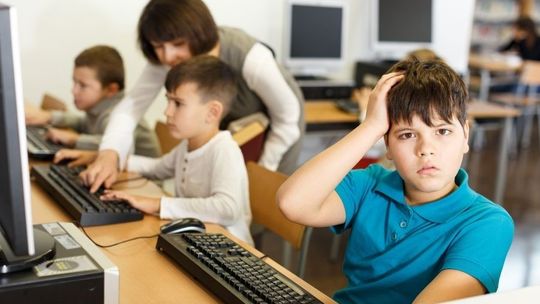 Polska cyfryzuje szkoły. A Zachód właśnie wciska hamulec