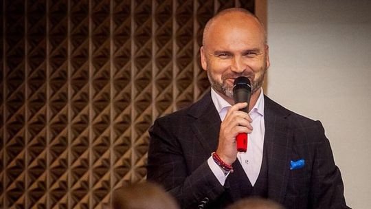 Polski milioner poszedł na wojnę z Facebookiem. I wygrywa