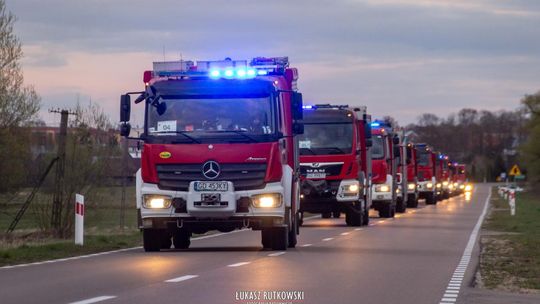 Pomorscy strażacy, w tym funkcjonariusze tczewskiej jednostki, gaszą pożar w Biebrzańskim Parku Narodowym [AKTUALIZACJA]