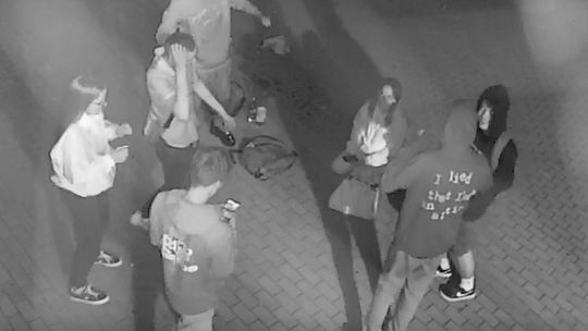 Poszukiwani sprawcy uszkodzenia hali sportowej przy ulicy Armii Krajowej