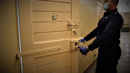 Poszukiwany chciał uniknąć kary. Policja poprosiła o pomoc strażaków