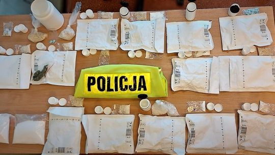 Powiat tczewski: Policjanci i funkcjonariusze KAS znaleźli narkotyki ukryte w przesyłkach