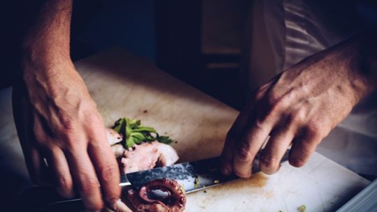 Poza ostrzem: jak japońska tradycja kształtuje światowe kuchnie