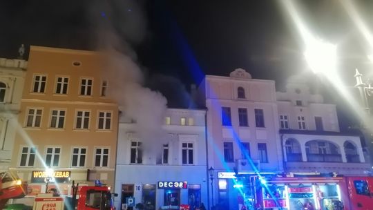 Pożar na placu Hallera. Kilka osób uwięzionych w mieszkaniach