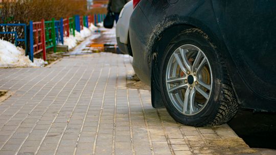 Prawo drogowe. Koniec z parkowaniem na chodniku. Będziemy parkować na drodze dla pieszych