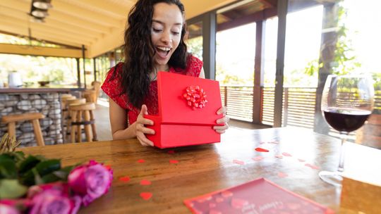 Prezent, który zachwyci - jak wybrać elegancką butelkę na specjalną okazję?