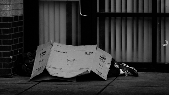 Problem bezdomności wciąż aktualny. Jak pomóc osobom będącym w potrzebie?