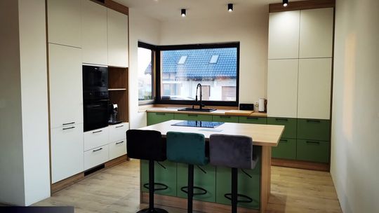 Projektowanie nowoczesnych kuchni na wymiar: Połączenie estetyki, funkcjonalności i ekologii