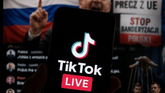Propaganda i teorie spiskowe na TikToku. To może się opłacać Propaganda i teorie spiskowe na TikToku. To może się opłacać