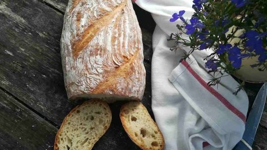 Prosty przepis na własny chleb. Zaimponuj rodzinie przy wielkanocnym stole