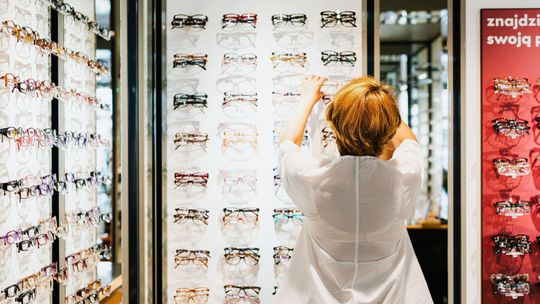 Przed szkołą i jesienią: sklep z oprawkami – jak kupować okulary online?
