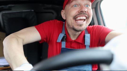 Przeładowane busy, kierowcy bez prawa jazdy. Kurierzy wpadają jeden po drugim