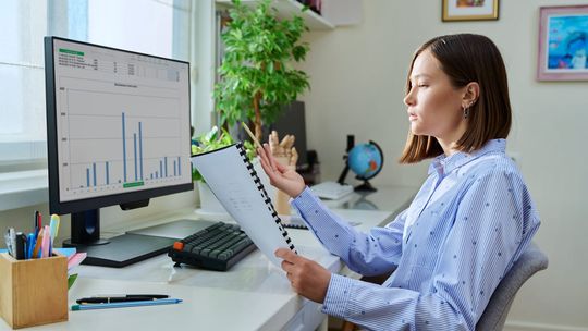 Przepis na funkcjonalne biuro w domu: okiem eksperta z salonu meblowego w Katowicach