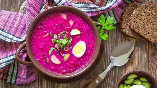 Przepisy na lekkie dania z sezonowych warzyw: botwinka, rabarbar, szparagi