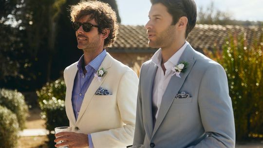 Przewodnik po kolorach garniturów: Granatowy, szary, czarny – który wybrać?