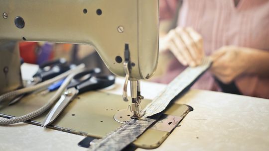 Przygotowanie odzieży reklamowej dla firmy - dostępne rozwiązania 