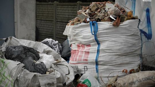 Przyjeżdżają i wyjmują worki z bagażnika. Chcą za to 10 tys. zł kary