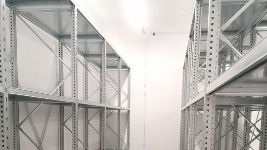 Regały półkowe – jak wybrać idealne rozwiązanie?