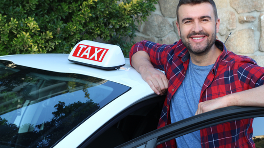 Robo-taxi lekiem na brak taksówkarzy. Kiedy pojawią się na ulicach?