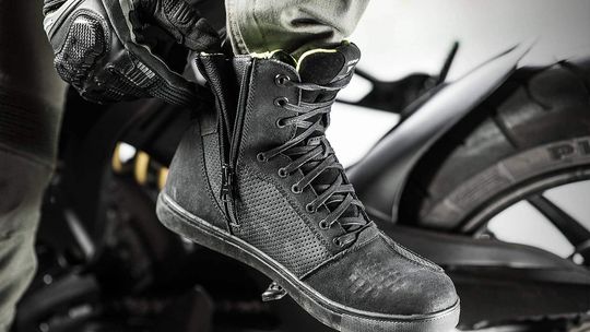 Rodzaje butów motocyklowych. Jakie wybrać do miejskiej jazdy, sportu lub turystyki?
