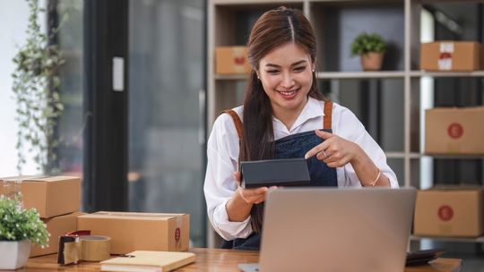 Rodzice próbują już sprzedawać laptopy swoich dzieci. Dostały je za darmo