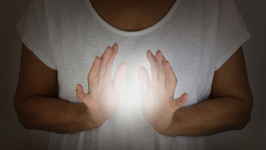 Rząd legalizuje uzdrowicieli? Ostre stanowisko Ministerstwa Zdrowia